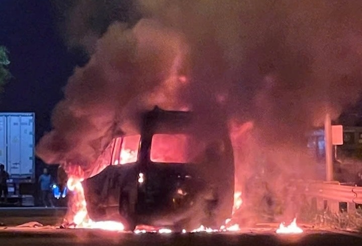 Ambulance crashes into tractor-trailer on expressway, 3 killed